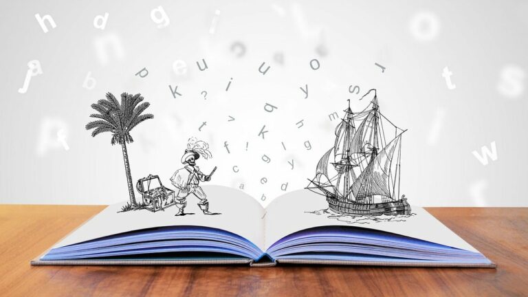 Ein aufgeschlagenes Buch, aus dem Buchstaben und Bilder wie ein Segelschiff und ein Pirat entstehen.