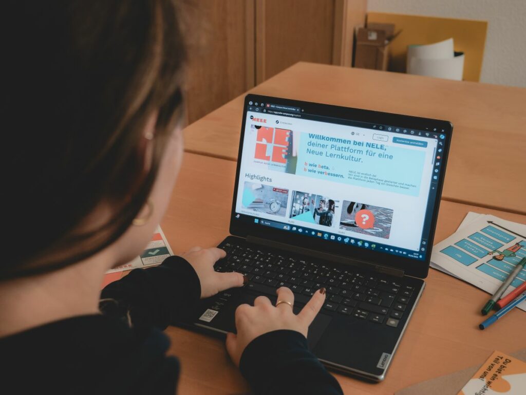 Eine Person nutzt NELE auf einem Laptop. ©Pacemaker Initiative
