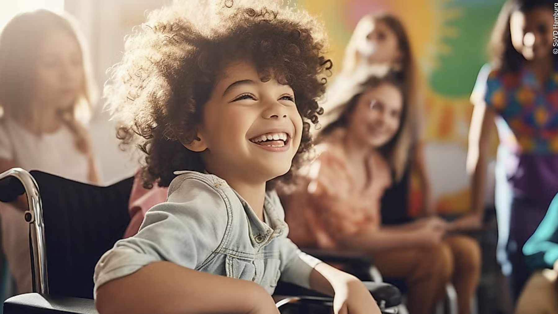 Lächelnde Schulkinder strahlen in die Kamera