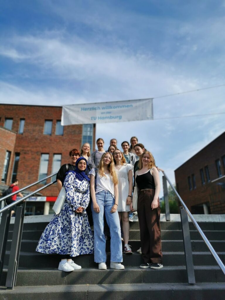 Teilnehmerinnen von proTechnicale bei einem Ausflug zur TU Hamburg-Harburg (Copyright: proTechnicale)