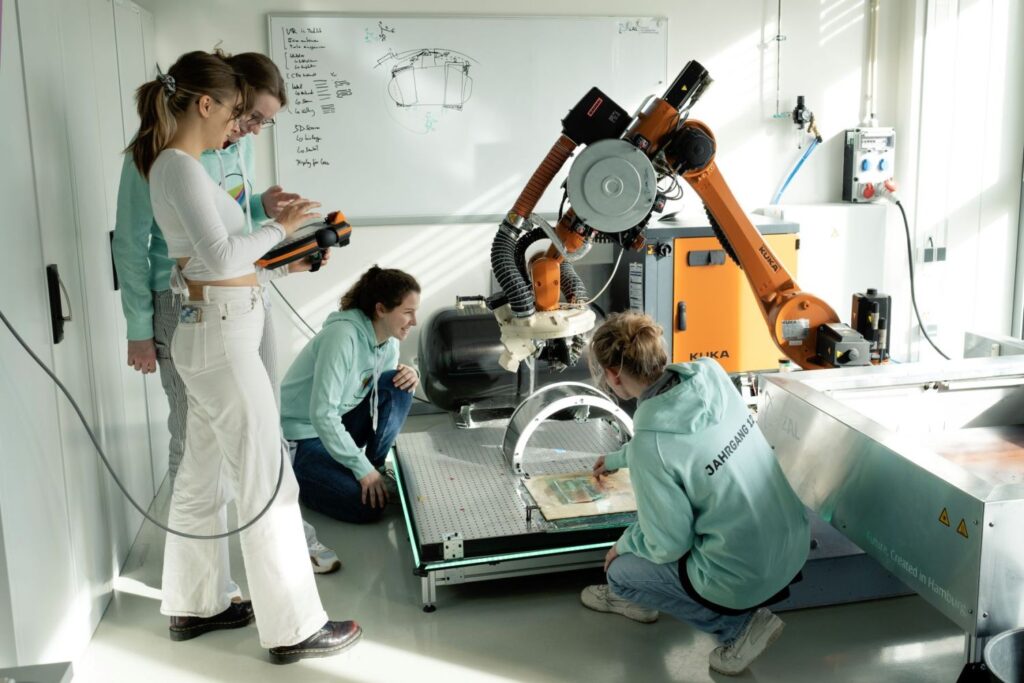 proTechnicale Teilnehmerinnen mit einem Roboterarm. Copyright: proTechnicale / Anne de Wolff