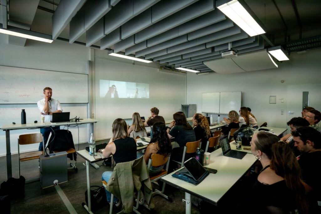 Georg Babing, Co-Gründer von edusiia, steht vor einer Gruppe Studierender