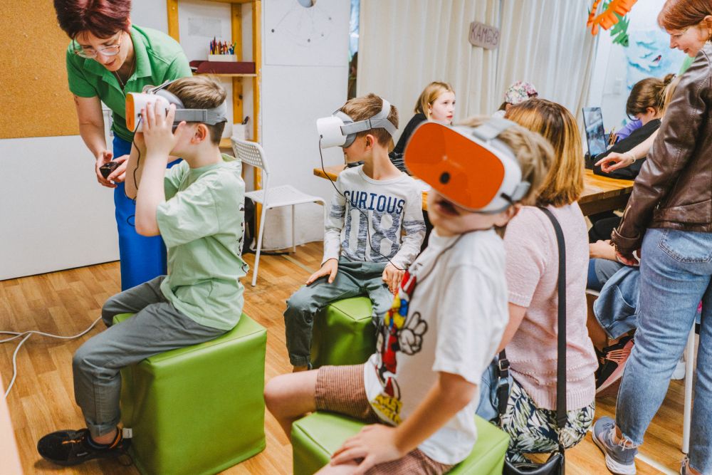 Mehrere Kinder spielen mit Virtual-Reality-Geräten